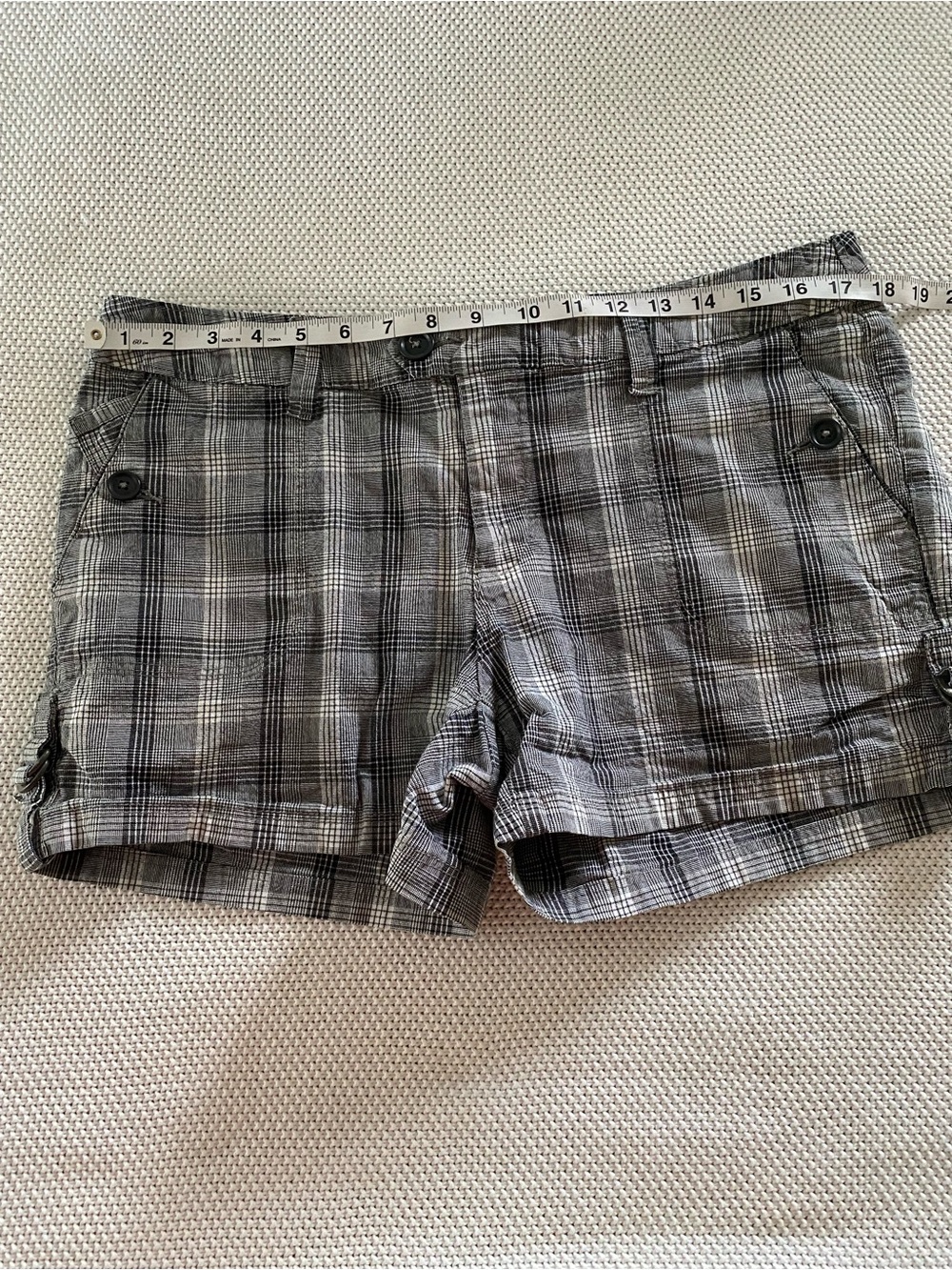 a.n.a Gray Plaid Utility Shorts Size 12 Cotton Stretch Buckle Tabs - Picture 9 of 13